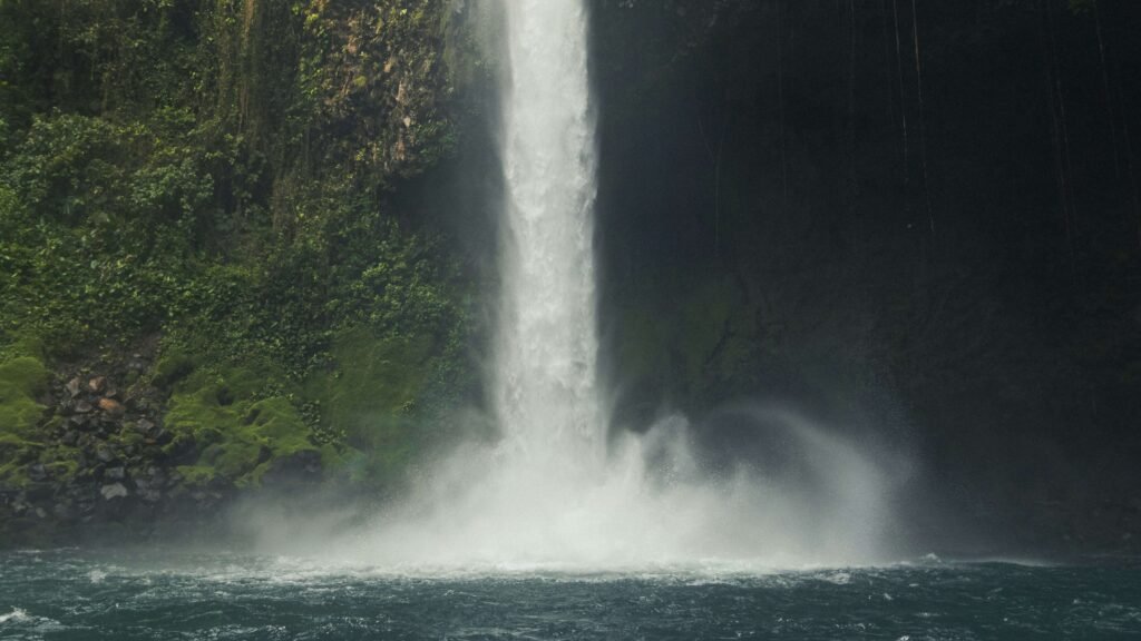 la fortuna waterfall mist plunge pool closeup scaled La Fortuna
